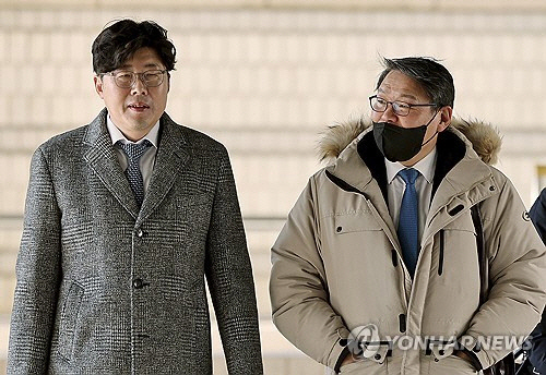 이규원(왼쪽) 검사와 이광철 전 청와대 비서관이 지난 1월 8일 서초구 서울중앙지방법원에서 열린 김학의 전 법무부 차관 불법 출국 금지 직권남용에 관한 공판에 출석하고 있다. [연합뉴스 자료사진]